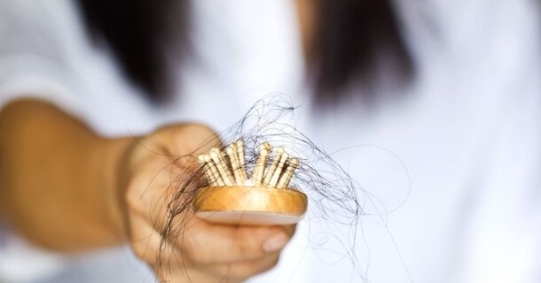 Przyczyny utraty włosów na głowie? Dlaczego ich ubywa?